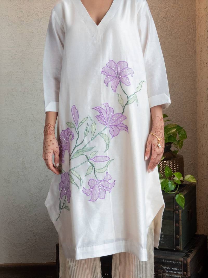 Off-white chanderi floral applique kurta set with pants, stitched