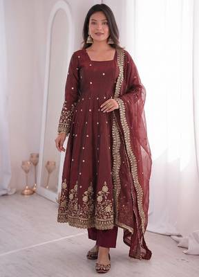 Heavy fendy silk embroidered sequince work wedding kurta set 1