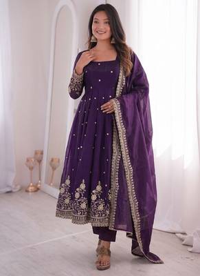 Heavy fendy silk embroidered sequince work wedding kurta set 1