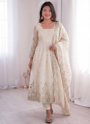 Heavy fendy silk embroidered sequince work wedding kurta set 1