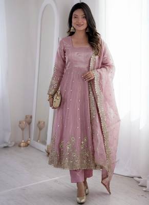 Heavy fendy silk embroidered sequince work wedding kurta set 1