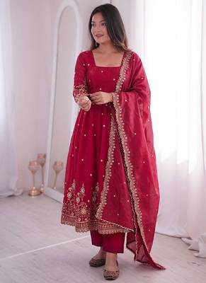 Heavy fendy silk embroidered sequince work wedding kurta set 1