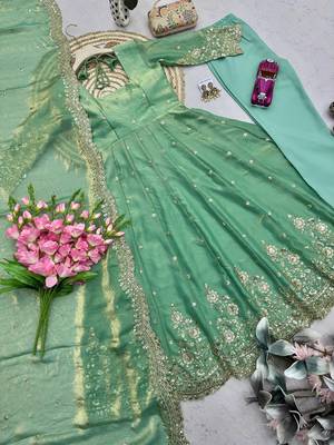 Heavy fendy silk embroidered sequince work wedding kurta set 2