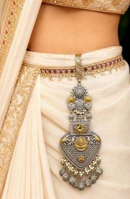 Handcrafted Oxidized Brass Chabi Challa Saree Keychain, Dual Tone Ethnic Accessory 1