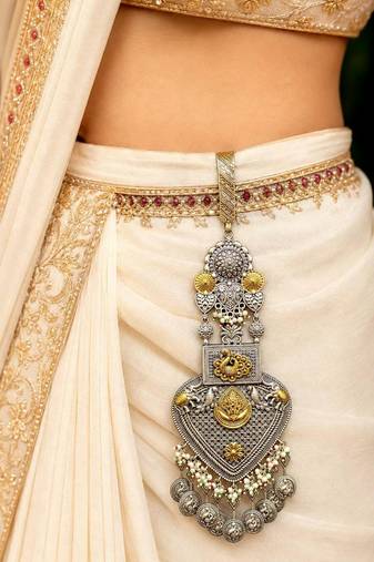 Handcrafted Oxidized Brass Chabi Challa Saree Keychain, Dual Tone Ethnic Accessory