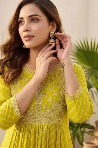 Women Printed Empire Thread Work Kurta with Trousers & With Dupatta