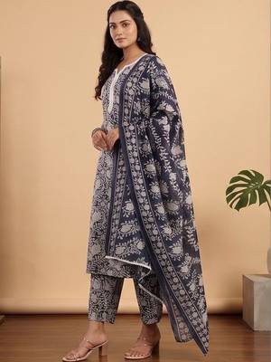 Women Floral Printed Regular Kurta with Trousers & With Dupatta 1