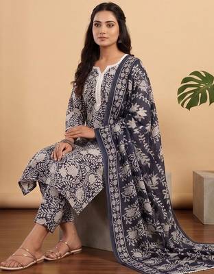 Women Floral Printed Regular Kurta with Trousers & With Dupatta 2