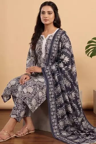 Women Floral Printed Regular Kurta with Trousers & With Dupatta