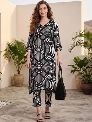 Women Printed Regular Kurta with Trousers 1