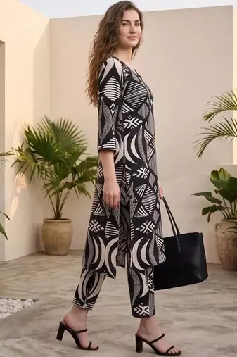 Women Printed Regular Kurta with Trousers