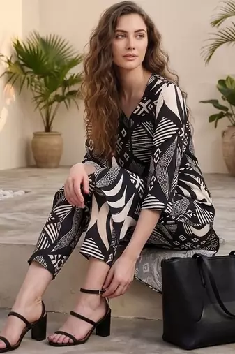 Women Printed Regular Kurta with Trousers