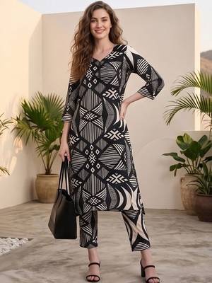 Women Printed Regular Kurta with Trousers 6