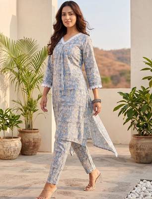 Women Floral Printed Regular Kurta with Trousers 1