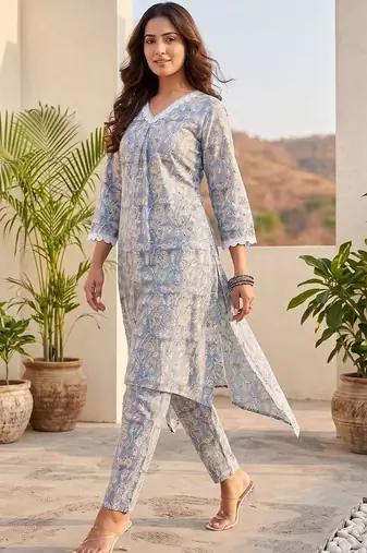 Women Floral Printed Regular Kurta with Trousers