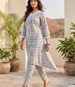 Women Floral Printed Regular Kurta with Trousers