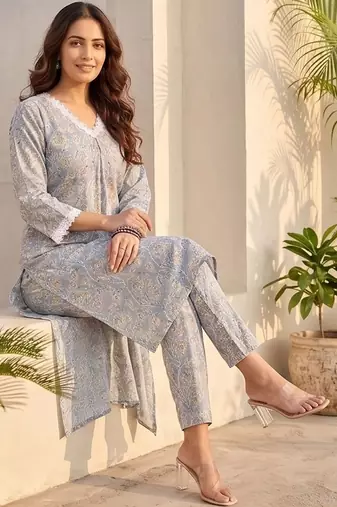Women Floral Printed Regular Kurta with Trousers
