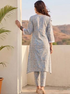 Women Floral Printed Regular Kurta with Trousers 5