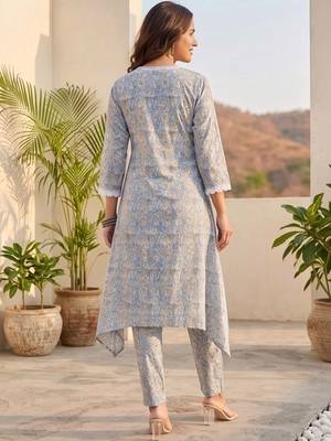 Women Floral Printed Regular Kurta with Trousers 6