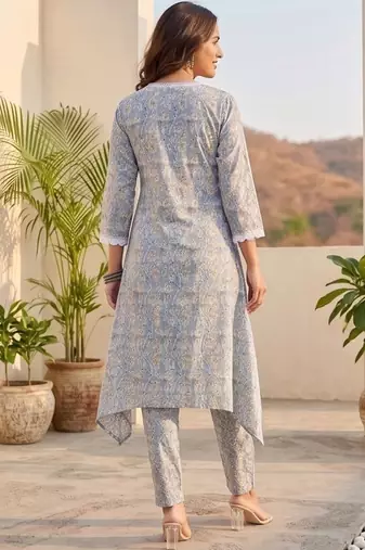 Women Floral Printed Regular Kurta with Trousers