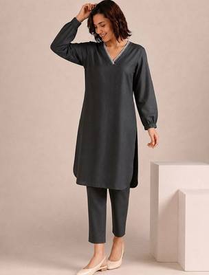 Women Regular Thread Work Kurta with Trousers 1