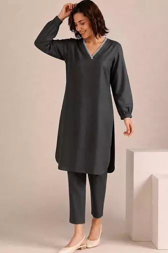 Women Regular Thread Work Kurta with Trousers