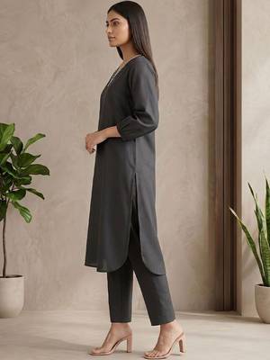 Women Regular Thread Work Kurta with Trousers 2