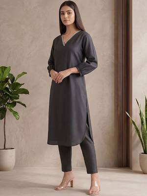 Women Regular Thread Work Kurta with Trousers 7