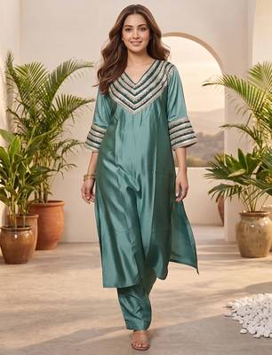 Women Yoke Design Regular Kurta with Trousers 1