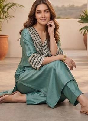 Women Yoke Design Regular Kurta with Trousers 4