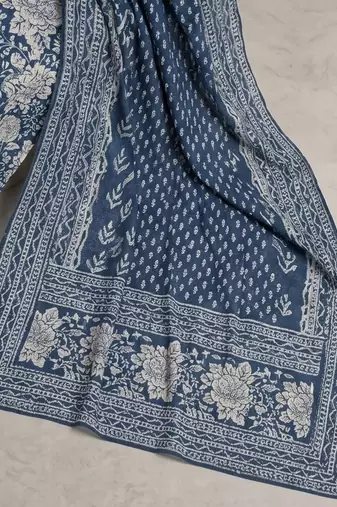 Women Floral Printed Regular Kurta with Trousers & With Dupatta