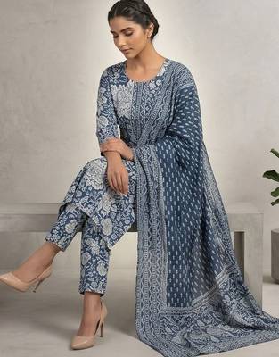 Women Floral Printed Regular Kurta with Trousers & With Dupatta 5