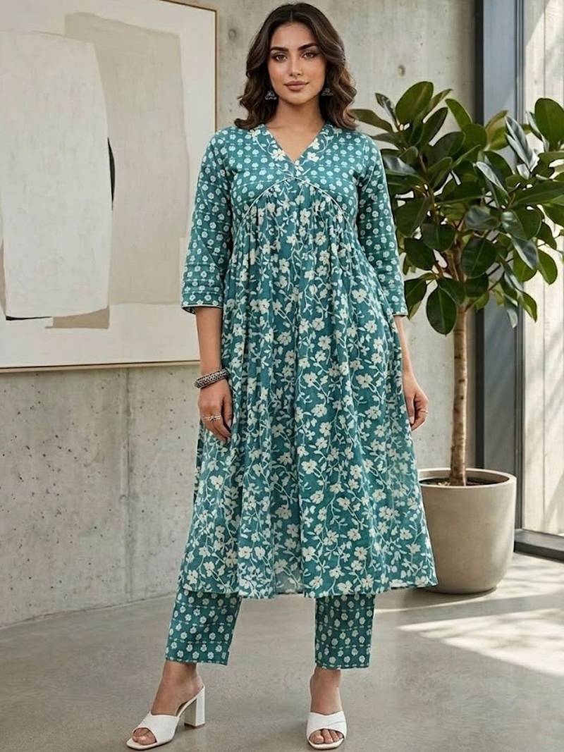 Women Floral Printed Empire Kurta with Trousers