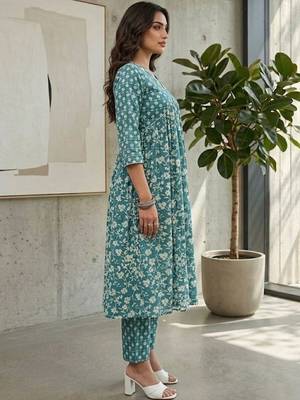 Women Floral Printed Empire Kurta with Trousers 2