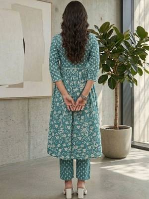 Women Floral Printed Empire Kurta with Trousers 3