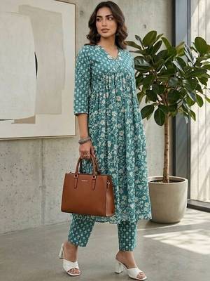 Women Floral Printed Empire Kurta with Trousers 5
