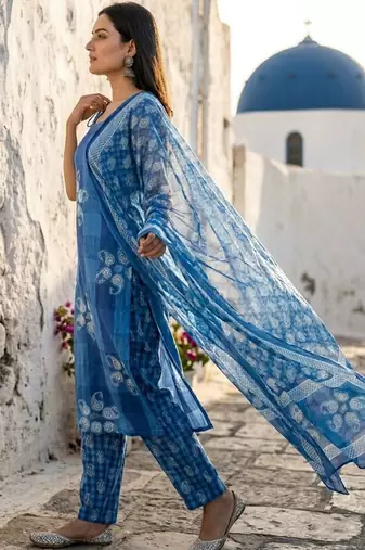 Women Ethnic Motifs Printed Regular Kurta with Trousers & With Dupatta