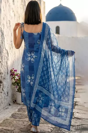 Women Ethnic Motifs Printed Regular Kurta with Trousers & With Dupatta