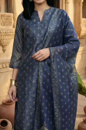 Women Floral Printed Regular Chanderi Silk Kurta with Trousers & With Dupatta