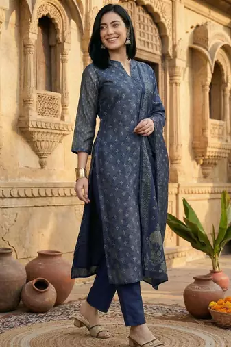 Women Floral Printed Regular Chanderi Silk Kurta with Trousers & With Dupatta
