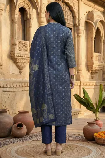 Women Floral Printed Regular Chanderi Silk Kurta with Trousers & With Dupatta