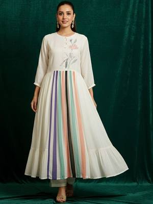 Women Embroidered Empire Kurta with Trousers 5
