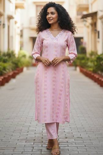 Women Printed Regular Kurta with Trousers