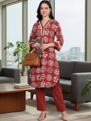 Women Printed Regular Thread Work Kurta with Trousers 1