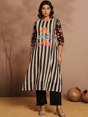 Women Printed Regular Kurta with Trousers 1