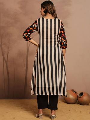 Women Printed Regular Kurta with Trousers 4