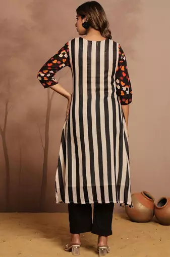 Women Printed Regular Kurta with Trousers