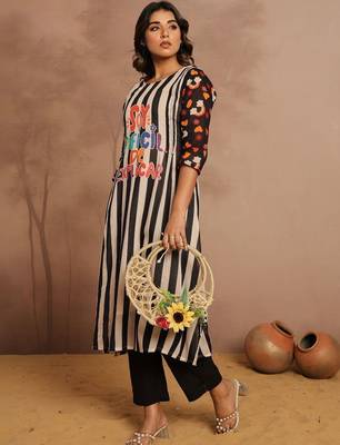 Women Printed Regular Kurta with Trousers 5