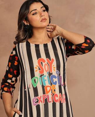 Women Printed Regular Kurta with Trousers 7