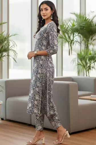 Women Ethnic Motifs Printed Regular Thread Work Kurta with Trousers & With Dupatta